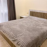 Кровать 160x200 см с двумя прикроватными тумбами — quilt (photo 1)