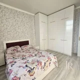 Квартира 3+1 на улице Пиросмани 18 д — studio couch, quilt, wardrobe (photo 3)