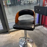 Кресло коричневое и черное кресло на колесиках — barber chair (photo 1)