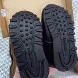 Детские кроссовки Reebok Classic Leather — knee pad, running shoe (photo 5)
