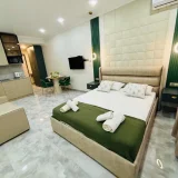 Студия в Ramada Plaza, 37 кв.м — studio couch (photo 2)