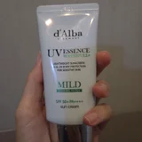 Солнцезащитный крем d'Alba UV Essence Mild Sun Cream SPF 50+ — sunscreen, lotion (photo 1)