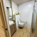 Просторная квартира в Батуми — toilet seat, medicine chest, washbasin (photo 5)