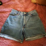 light green top — jean, miniskirt (photo 3)