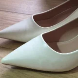 Белые туфли на каблуке — clog, sandal (photo 4)