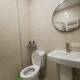 Зонированная студия — toilet seat, washbasin, soap dispenser (photo 2)