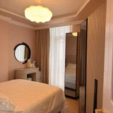 Квартира 55 м², ул. Инасаридзе, 7 — sliding door, four-poster, wardrobe (photo 5)