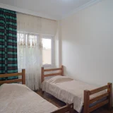 Микроволновая печь и домашний кинотеатр — studio couch, four-poster, window shade (photo 5)