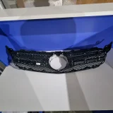 Решётка передняя Mercedes C300 — projector, buckle (photo 1)