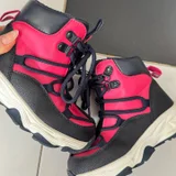 Куртка на девочку 3 лет — neck brace, running shoe (photo 1)