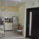 Квартира 2+1 на улице Лермонтова, 103 — microwave, dining table (photo 1)