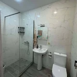 Студия с новым ремонтом — washbasin, toilet seat, medicine chest (photo 5)