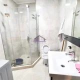 4-комнатная квартира у моря, 2 спальни — shower curtain, washbasin, bathtub (photo 3)