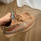 Чехлы на iPhone 15 — running shoe (photo 1)