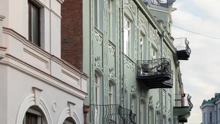 Квартира с видом на море, 1 спальня, 80 кв.м, новый ремонт, первая линия, можно с животными. Цена: $120000. Контакт: +995 599 99 99 99. Сдаётся