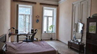 Снова сдаётся большая комната 25 м² (по размеру как отдельная студия, потолки 4м) в историческом центре Тбилиси, на кра