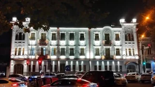 Трёх комнатная квартира в новом отреставрированном здании. квартира в центре Тбилиси, в историческом доме графа