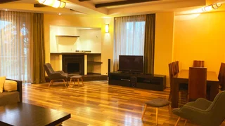 5-комнатная квартира, 4 спальни, 3 санузла, 1 кухня, 2 балкона. Квартира оборудована мебелью, техникой, в том числе роялем, камином, джакузи