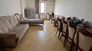 Ищем соседку в изолированную комнату, Комитаса