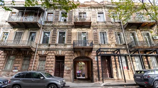 Красный кирпичный дом Старый Тбилиси