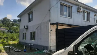 Просторный двухэтажный дом, разделённый на две части