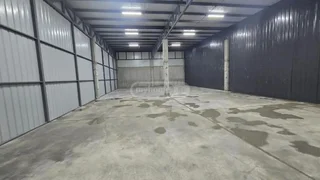 Складское/производственное помещение площадью до 220 кв.м. рядом с аэропортом. Склад построен из сэндвич-панелей, имеет высокий потолок, индустриальный пол, большие ворота и все необходимые коммуникации. На территории предоставляется услуга погрузчика. Объект охраняется круглосуточными камерами видеонаблюдения и живой охраной. На территории есть стоянка для трейлеров. Цена 20 лари за 1 кв.м. с НДС