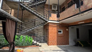 Дом 333 кв.м с 5 квартирами и двором в Абанотубани, $650,000