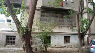 Полуподвал с большими окнами, высокие потолки. На углу улиц Важа и Пекини, во дворе. Цена: $10000