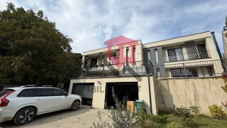 Большой современный частный дом в элитной локации между Ваке и Цхнети (10-15 минут от Ваке парка). В доме 2 эт