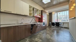 5-комнатная квартира, 170 м², $1300