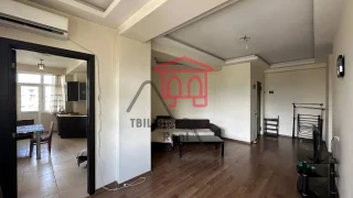 Светлая квартира с отдельной кухней и 2 балконами в центре района Сабуртало
