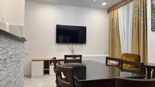 2-комнатная, Аллея Героев, 65 м², $800