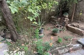 Первый этаж двухэтажного дома на улице Абашидзе, который отличает уютная обстановка, отдельный вход и красиво озелененный, приятный двор. Дом включает три спальни, отдельную кухню и гостиную. Планировка пространства обеспечивает комфортную и функциональную жилую среду, а собственный зеленый двор создает мирную и приятную атмосферу, отделенную от ритма города. Идеальный выбор для тех, кто ценит индивидуальное пространство, зелень и уют, характерный для дома, на востребованной локации города. Купите дом, где городской комфорт гармонично сочетается с спокойной, зеленой средой