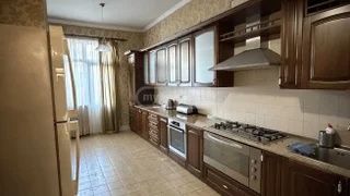 8 room Flat For Rent. Saburtalo