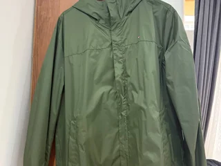 **Продам куртку-ветровку Tommy Hilfiger**
