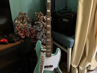 Бас-гитара Squier