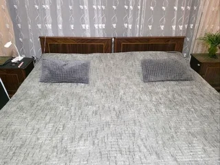 Две кровати с матрасами и две тумбочки