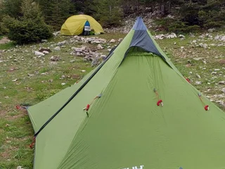 Бескаркасная легкоходная палатка