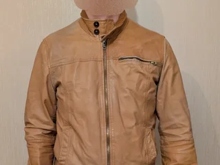 Кожаная куртка Zara.