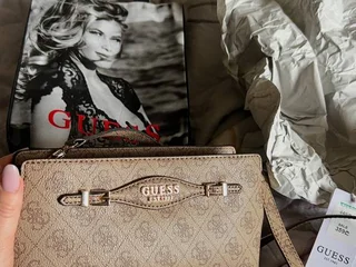 Сумка guess в хорошем состоянии, была куплена в Галерее в официальном бутике Guess в феврале за