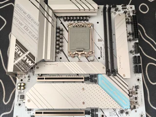 Материнская плата JGINYUE B760m Snow Dream D5, сокет LGA1700, как новая, 14+1+1 фаз питания, 2 слота PCI-e x16, 4 слота m.2, слот WiFi, поддерживает aRGB. В комплекте только коробка.
