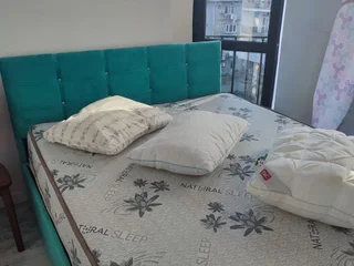 Кровать с матрасом 160х200 см и подушками