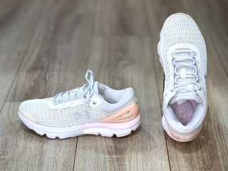 Женские кроссовки Under Armour Charged Intake
