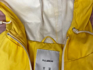 Жёлтый дождевик Pull&Bear