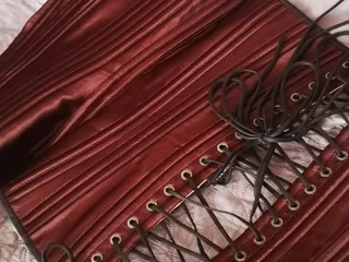 Корсет жемчужно-белый с бордовой подкладкой