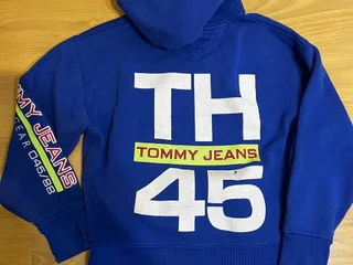 Синий худи, размер S ( подходит и на M), очень плотный хлопок. Tommy jeans