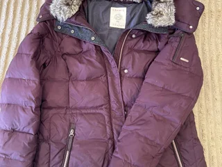 Пуховик Esprit Размер XL. Капюшон и меховый воротник отстёгиваюстя. Состояние идеальное.