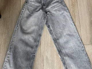Джинсы Zara, 24 р, на талию до 66 см, бедра до 91. В идеале.