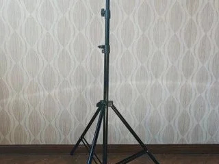 Штатив для фото-видео техники, телефона. Возможно подойдёт для осветительных приборов.