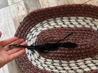 Лежанка и игрушка для кота